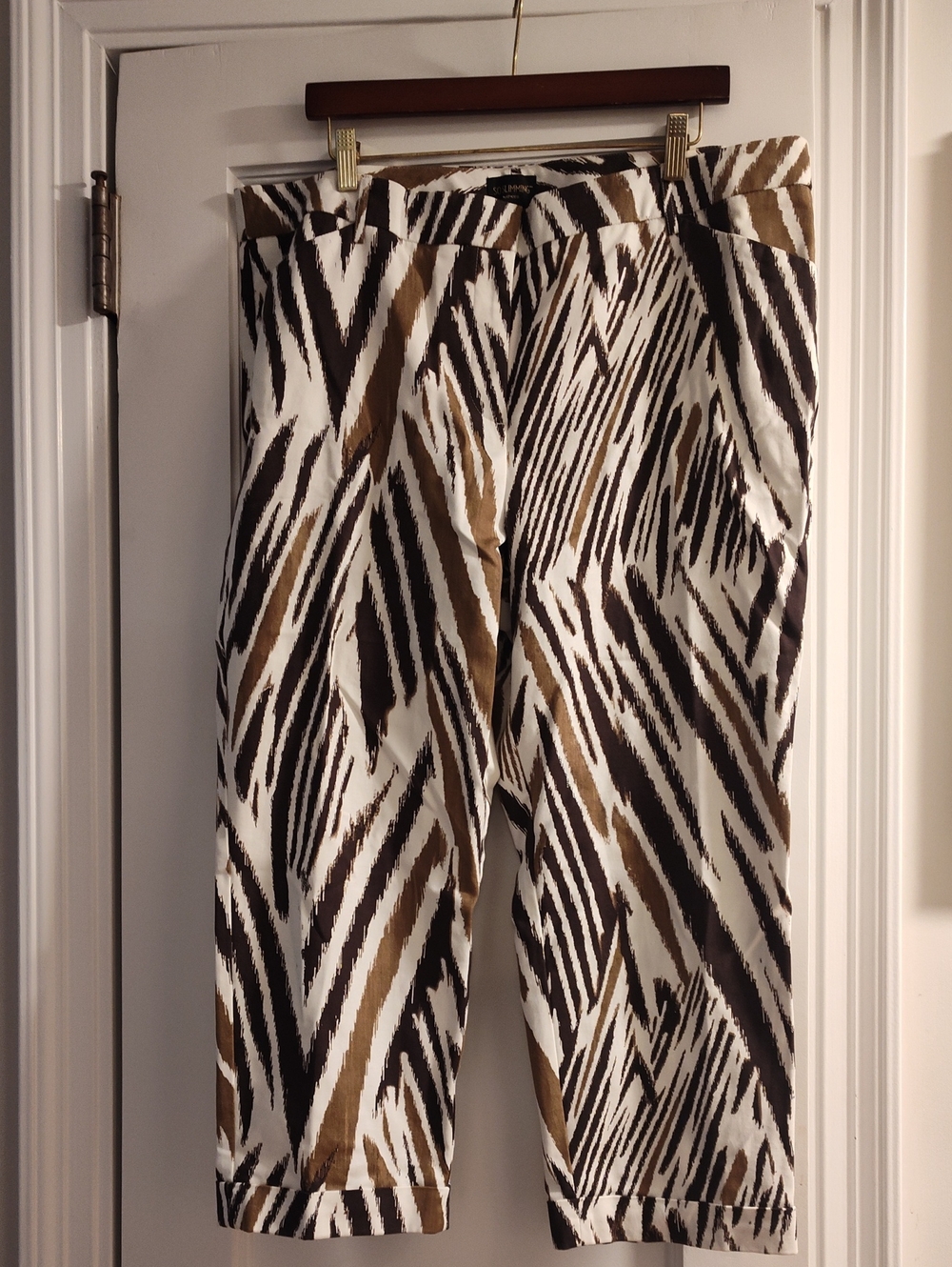 So Slimming By Chico's Women's AbstractPrint Capri Pants. Black, Khaki & Cream.